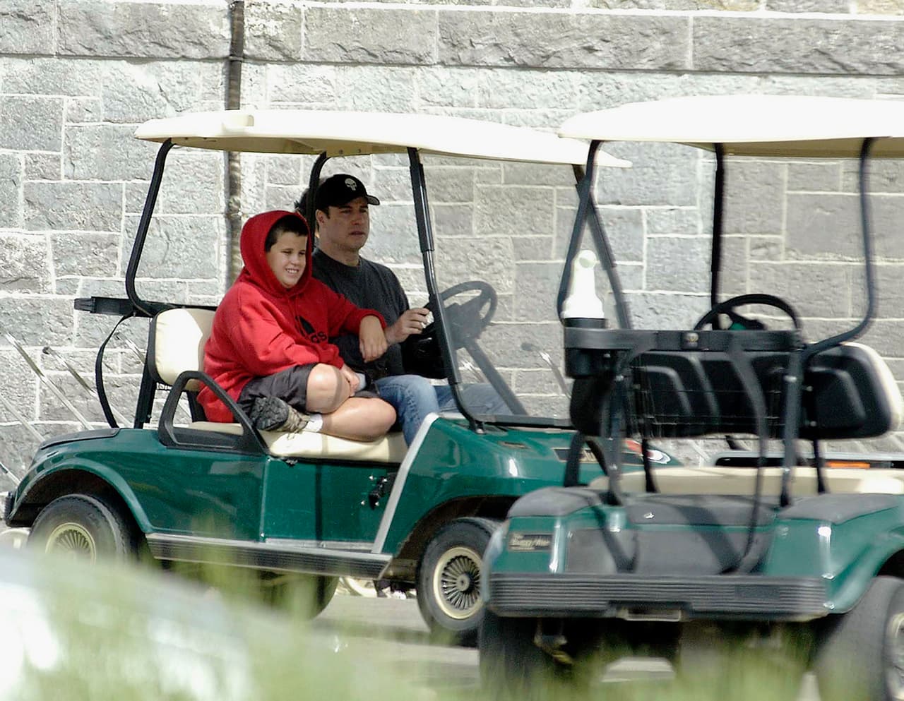 En 2009, la pareja de actores enfrentó
<b><a href="https://www.univision.com/entretenimiento/chismes/john-travolta-termino-con-la-pesadilla-que-vivio-al-morir-su-hijo"> la pérdida de su hijo Jett Travolta</a></b>, quien murió a los 16 años a causa de un ataque de epilepsia mientras la familia se encontraba de vacaciones en Bahamas.