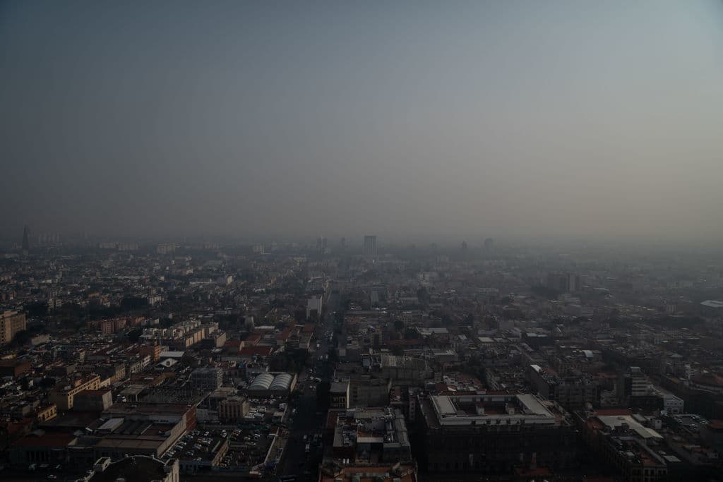 La crisis de contaminaci贸n ambiental se desat贸 esta semana en la Ciudad de M茅xico debido a la combinaci贸n de altas temperaturas, falta de lluvia y concentraci贸n de humo proveniente de diversos incendios forestales alrededor del Valle de M茅xico.
<br>