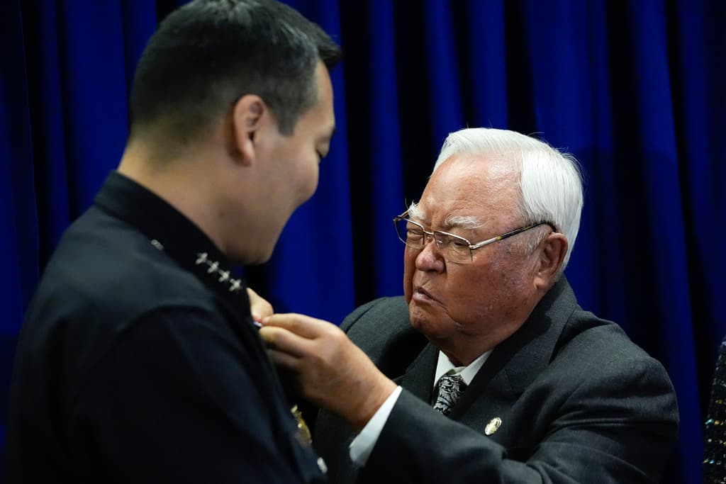 Su padre Joseph Choi le colocó la nueva insignia en el uniforme, como el jefe 58 del LAPD.