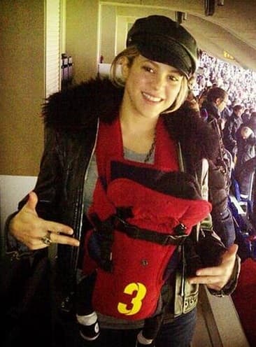 PRIMER PARTIDO DE FÚTBOL DE MILÁN. Con sólo unas semanas de nacido, Shakira llegó al pequeño MIlan a su primer partido y presenció un partido del Barça, equipo en donde juega su papá.