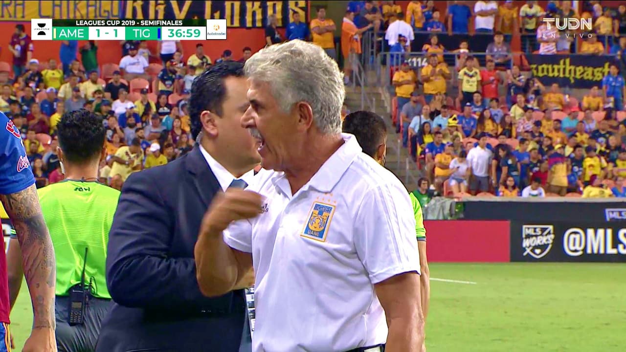 Ricardo Ferretti se encara con aficionados de América en pleno partido