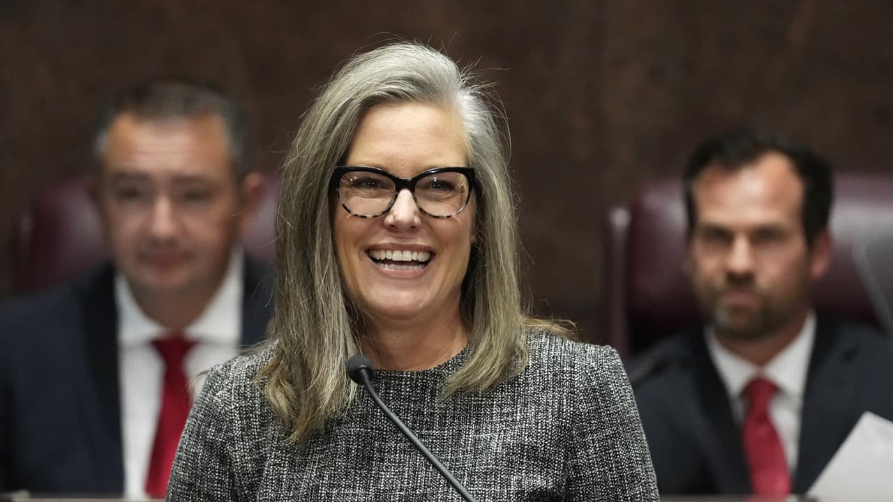 Cinco planes de la gobernadora Katie Hobbs que afectan a los hispanos