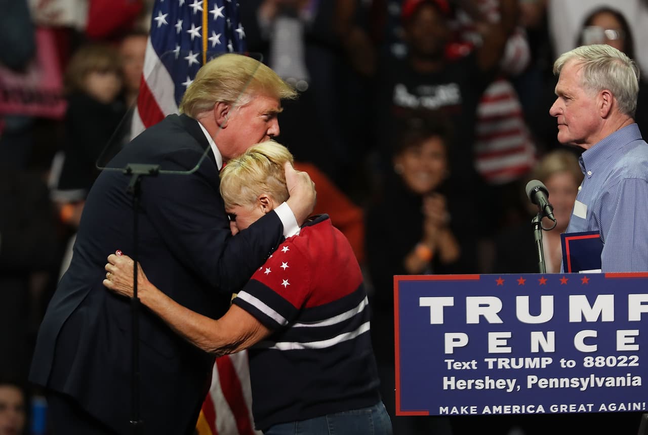 El abrazo de Trump a una mujer durante un mitin en noviembre de 2016 en Hershey, Pennsylvania. Era la madre de un joven seguidor del entonces candidato que había muerto en un accidente automovilístico días atrás.
