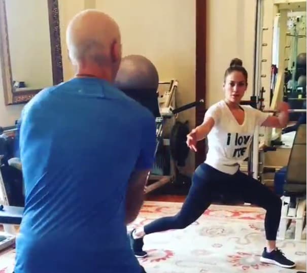 La 'Diva del Bronx' también aprovechó para mostrar un poco de sus rutinas de ejercicio para estar muy bella y tener ese bote envidiable.