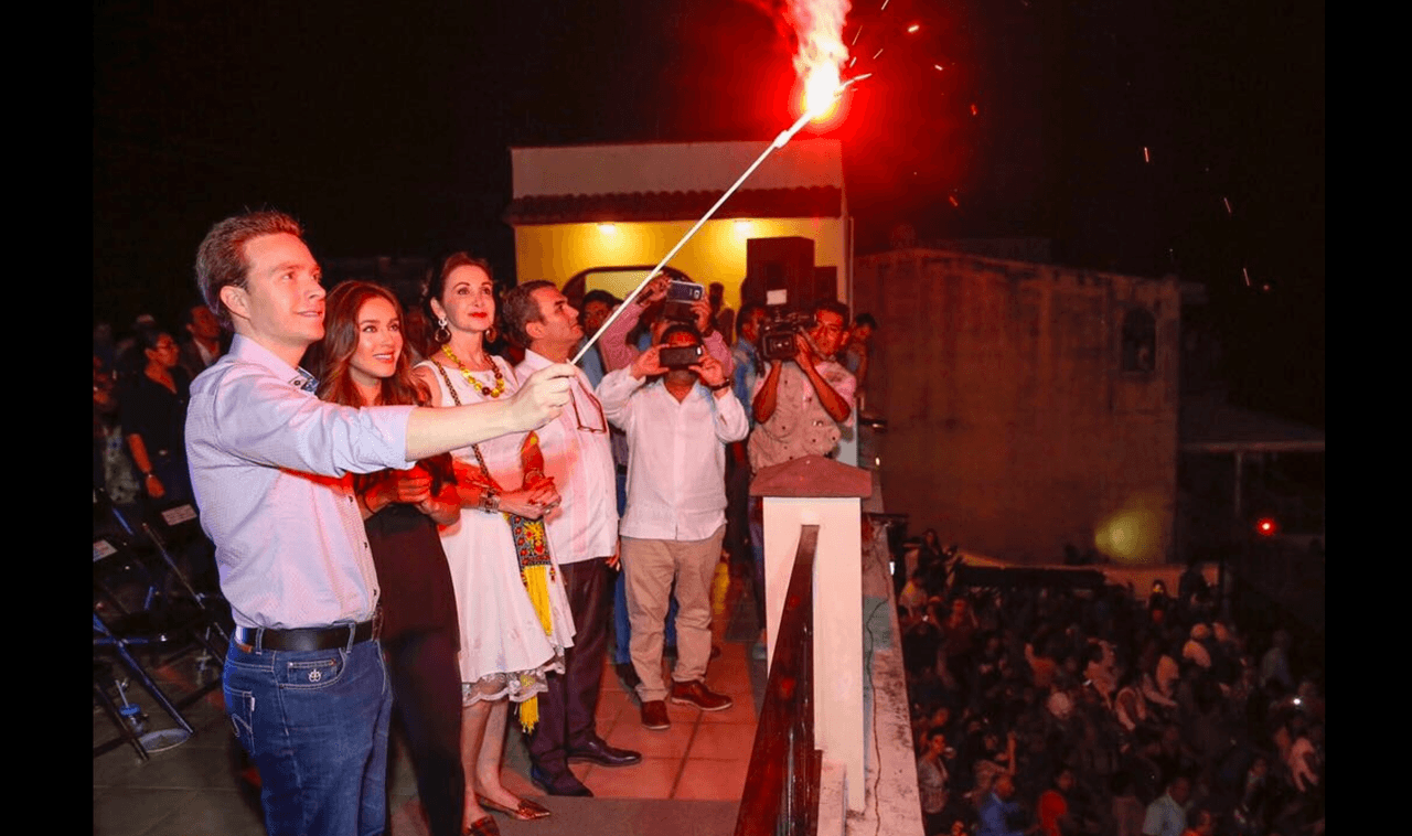 El gobernador de Chiapas, Manuel Velasco, compartió la foto del momento en que junto a Anahí, dio inicio al Combate Naval, en aguas del río Grijalva.