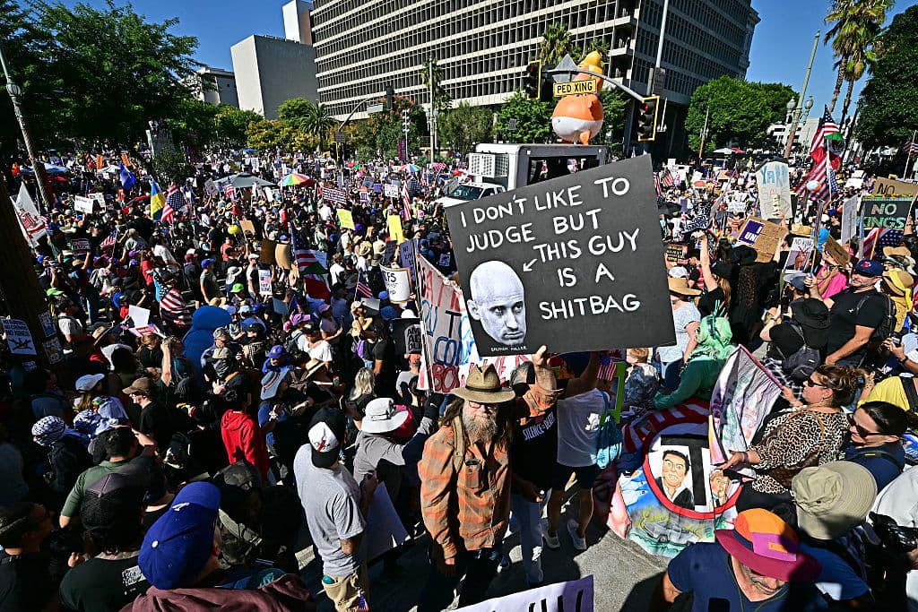 La manifestación en Grand Park contó con la participación de organizaciones comunitarias locales, sindicatos y grupos de derechos civiles que coordinaron la logística del evento.