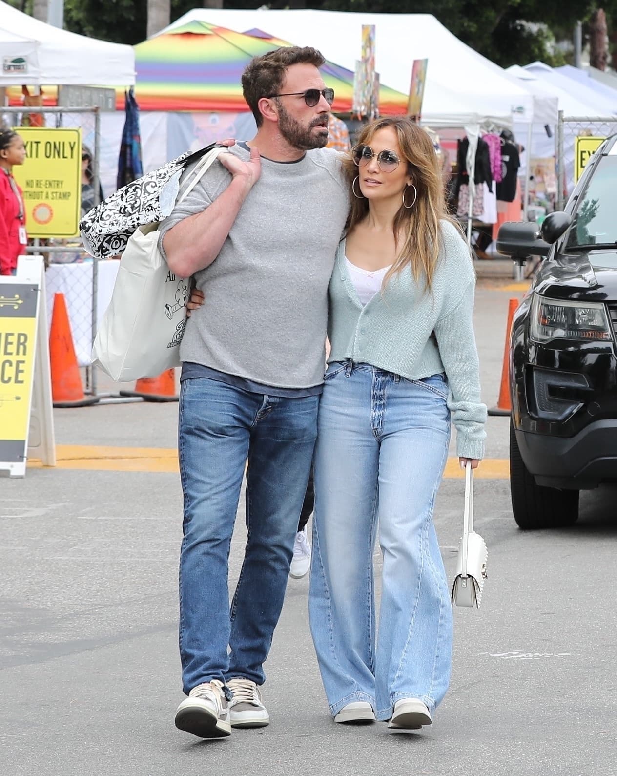 Ben Affleck y JLo caminan abrazados.