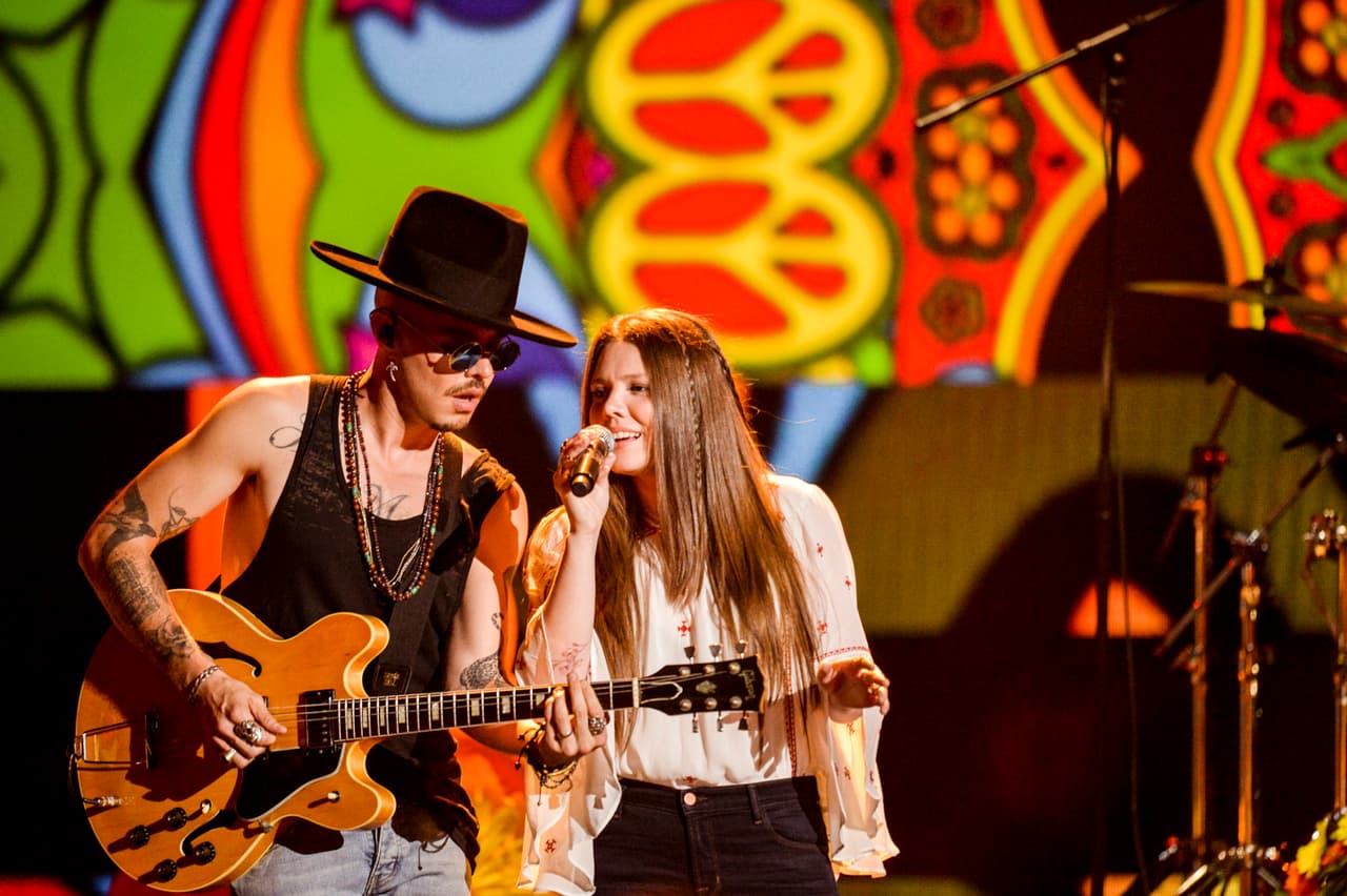 El exitoso dúo mexicano Jessie & Joy estrenó mundialmente su tema ‘Dueles’.