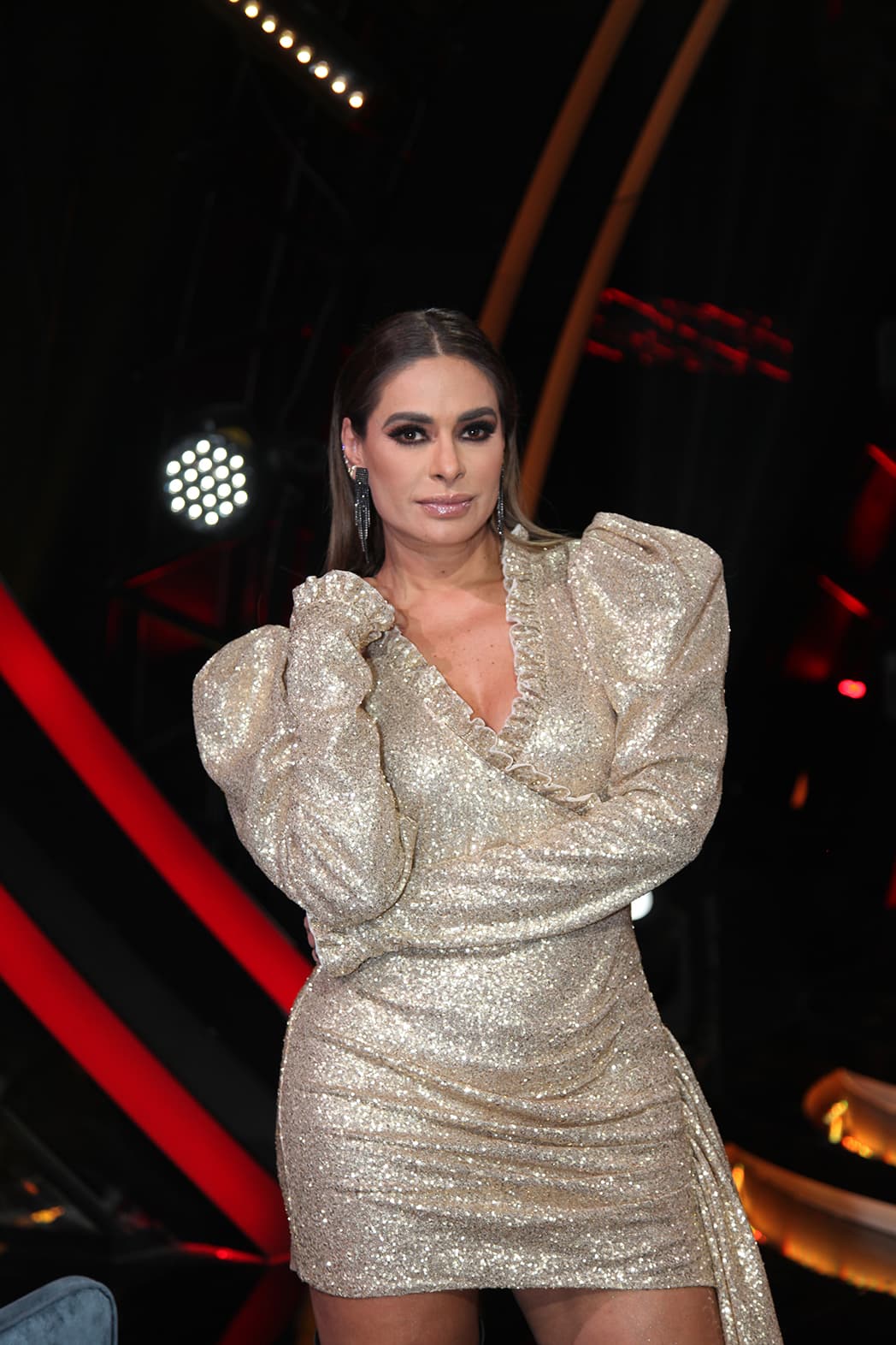 Bañada en oro fue como llegó Galilea Montijo a la sexta gala de Pequeños Gigantes. La presentadora utilizó un vestido Magda Butrym, que complementó con uñas doradas. Como había ocurrido en las galas anteriores, no faltaron las perlas ni las hombreras.