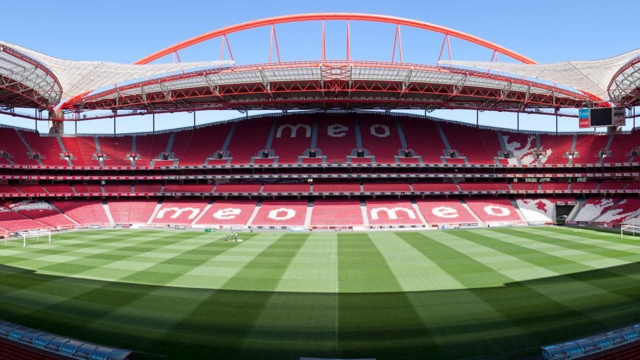 ¡Insólito! Auto se pasea en el césped del estadio del Benfica