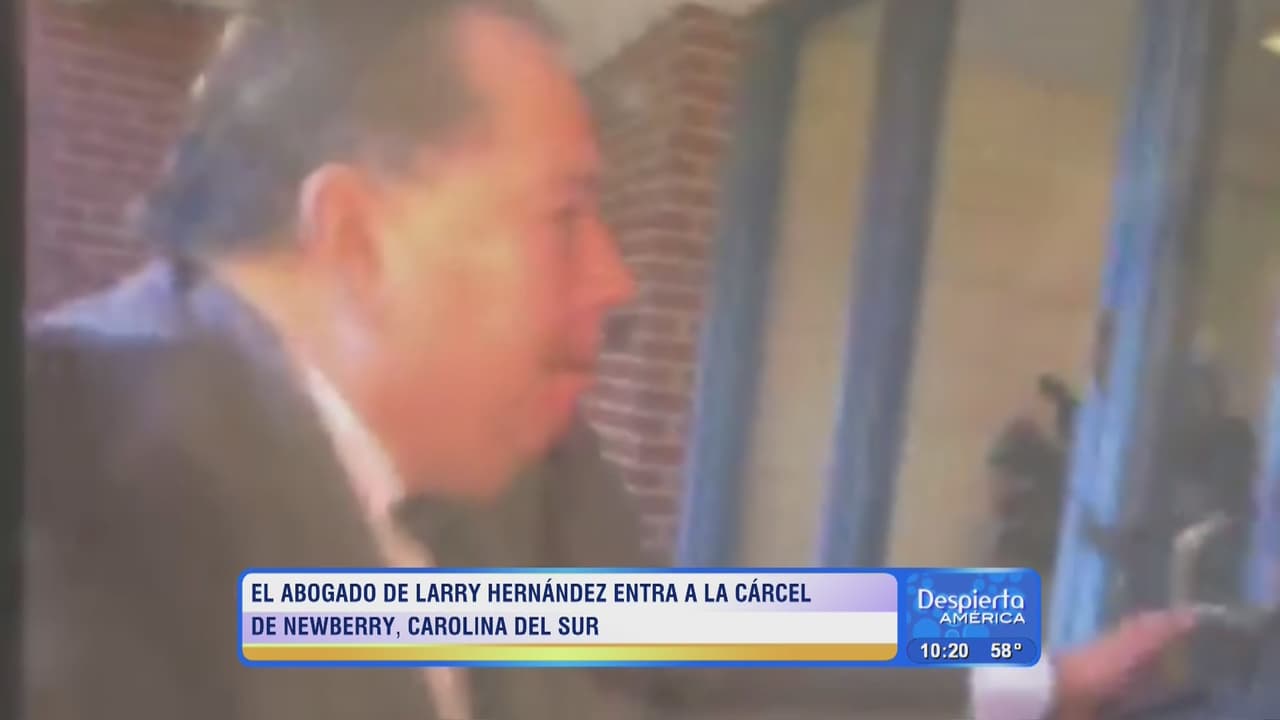 Minutos antes de la audiencia de Larry Hernández, llegó al lugar el abogado Anthony López, quien se encarga de llevar el caso de Larry.