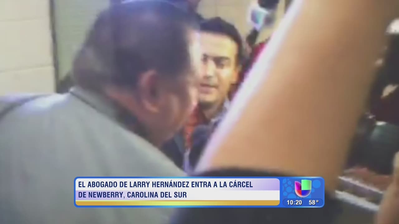 Con fuerte hermetismo, el abogado se abrió paso entre los periodistas que hicieron guardia en el lugar.