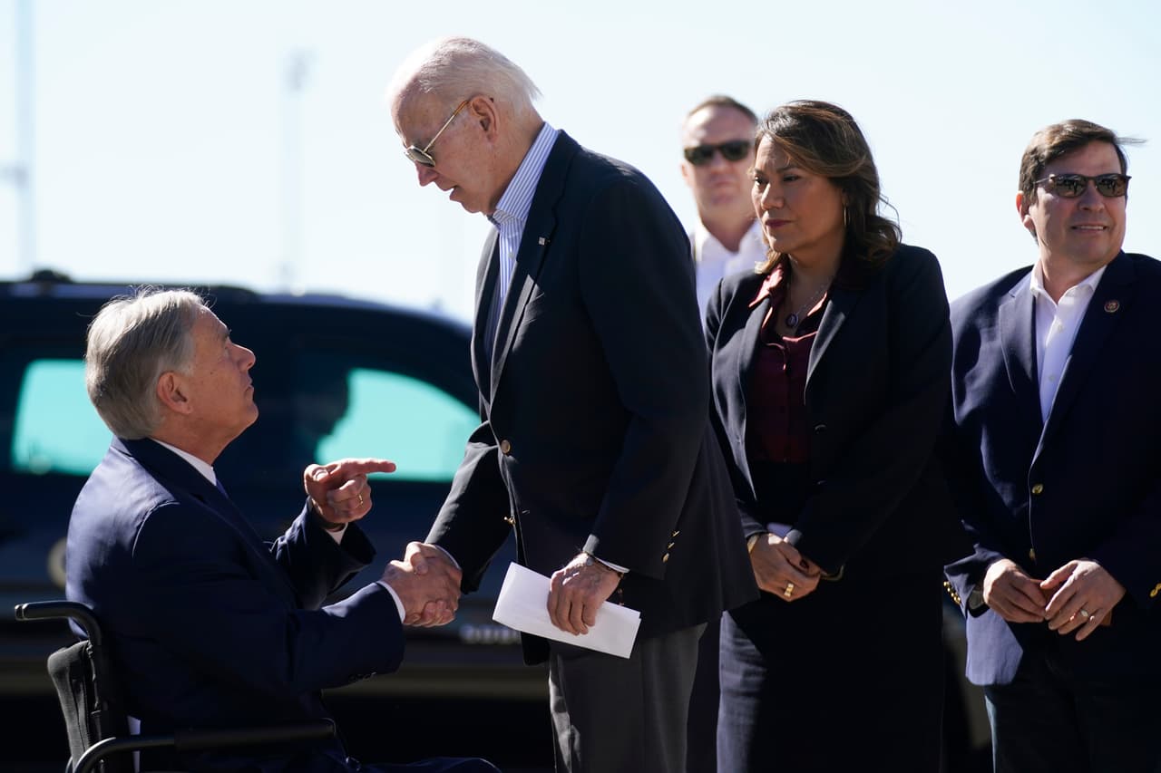 El presidente Joe Biden estrecha la mano del gobernador de Texas, Greg Abbott, después de que Abbott le entregara una carta sobre la frontera en el Aeropuerto Internacional de El Paso, en El Paso, Texas, el domingo 8 de enero de 2023.