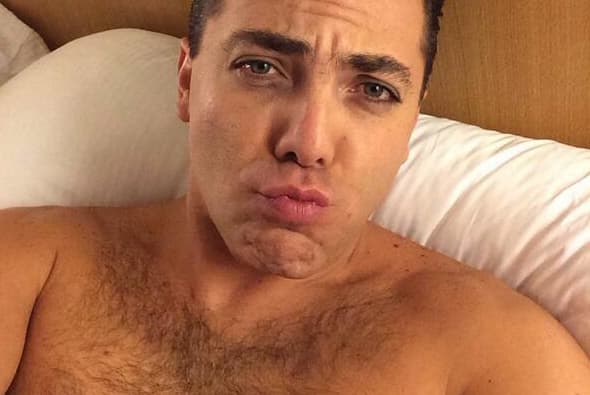 Cristian es otro, pareciera que el descuidar su imagen la vida se lo corbó caro, aún así, conserva esa chispa de hombre ocurrente y espontaneo.