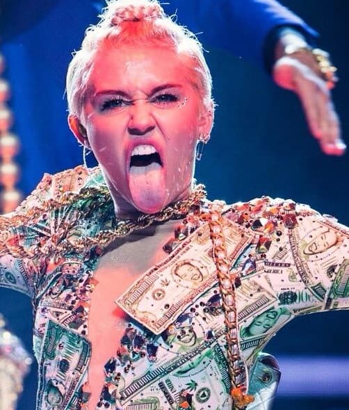 Ahora por todos lados saca la lengua y provoca con sus señas obscenas, sobre todo en sus conciertos. Miley es otra, nada queda de esa niña considerada princesita Disney.