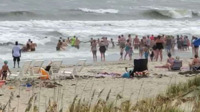 Esta cadena humana rescató a varias personas en un mar picado en Carolina del Norte