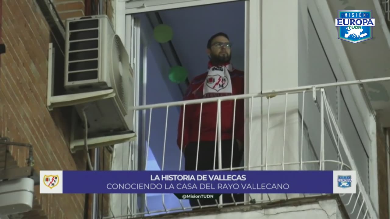 Fans del Rayo Vallecano alentaron ante el Barça desde su apartamento