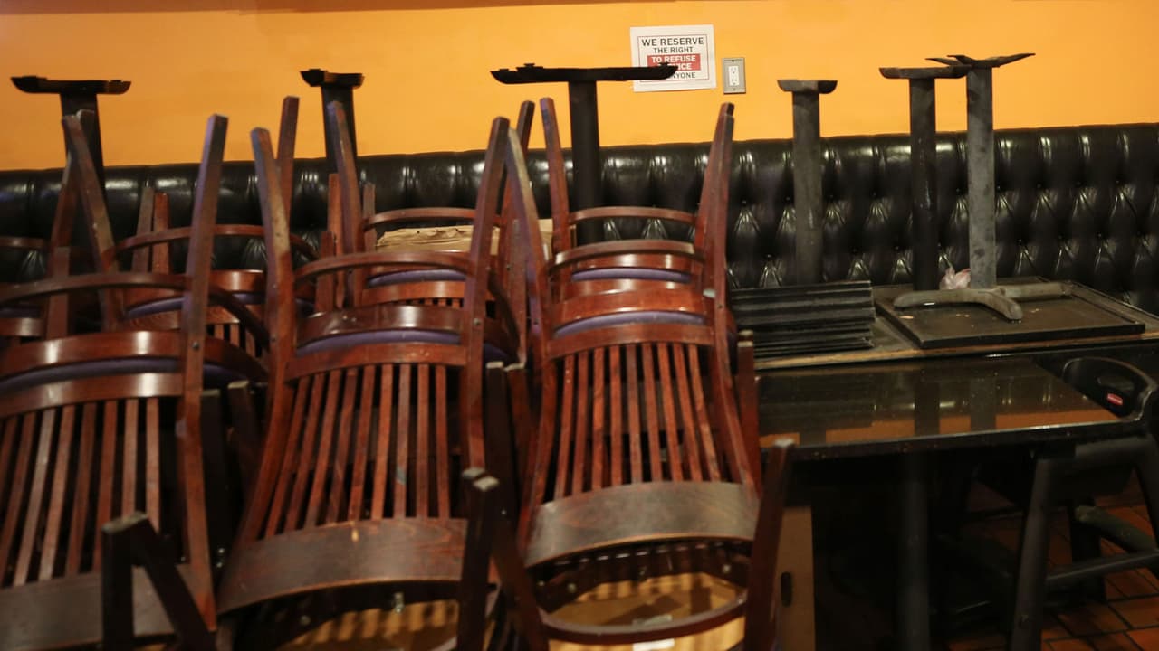 La situación está tan preocupante que desde el gobierno estatal ya se habla nuevamente de 
<a href="https://www.univision.com/local/los-angeles-kmex/coronavirus-autoridades-evaluan-nuevos-toques-de-queda-en-los-angeles-debido-al-aumento-de-contagios">posible toque de queda</a> para frenar la crisis de salud en el marco de las temporadas de fiestas.
<br>
<br>Propietarios de negocios en os Ángeles, epicentro de la pandemia en California, aseguran que este sería “otro golpe” a sus finanzas en medio de la pandemia, pero también hay quienes respaldan cualquier norma para proteger la vida de la comunidad.