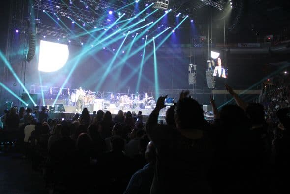 El Divo de Juárez, Juan Gabriel, hizo retumbar Phoenix con su música, su voz y sus bailes, enloqueciendo a miles de fans que llenaron el US Airways Center. Con un "¡Viva México!", Juanga arrancó su gira de conciertos del tour "Volver" ante un auditorio repleto que respondió con la misma pasión. Este ícono mexicano deleitó al público con sus grandes éxitos como "Querida", "El Noa Noa", "Inocente pobre amigo," y "Amor Eterno" entre muchos otros. El cantante se entregó por entero a sus seguidores, quienes cantaron, bailaron, lloraron y hasta aprovecharon para tomarse una selfie en un espectáculo que fue divertido y emotivo a la vez.