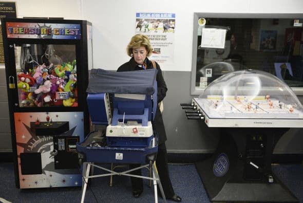 Unos votaron dentro de una barbería, en una facilidad deportiva y otros experimentaron problemas para ejercer su derecho pero la mayoría aprovechó para tomarse un ‘selfie’ y compartirlas en las redes sociales en una de las elecciones a la gobernación más cerradas de la nación.