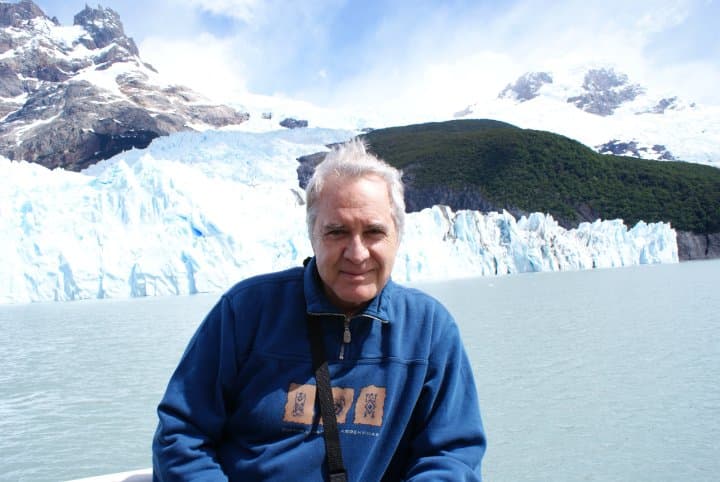 Rogelio Guerra posa sonriente en uno de sus viajes.