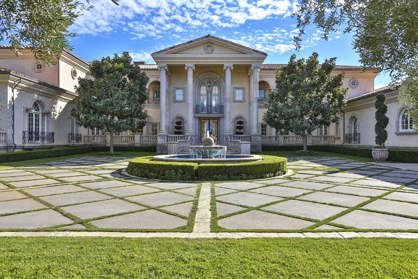 ¡Pequeña casita! Esta residencia está valuada en $7.4 millones de dólares y está ubicada en Thousand Oaks, una localidad cerca de Ventura.