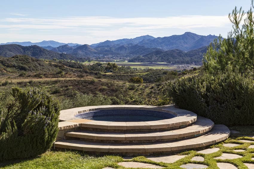 ¿Te imaginas poder estar en una relajante tina de hidromasaje, mientras disfrutas de esta vista?