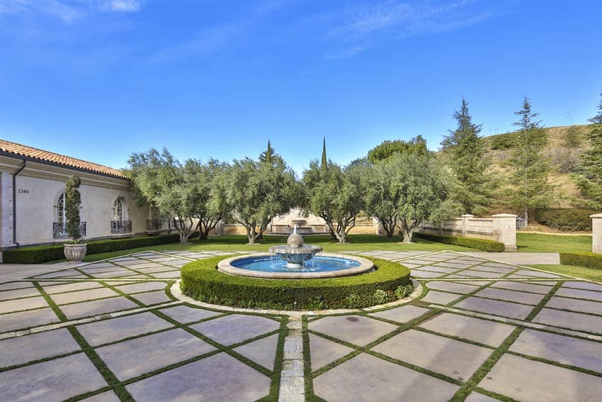 El frente de la casa también es súper amplio.