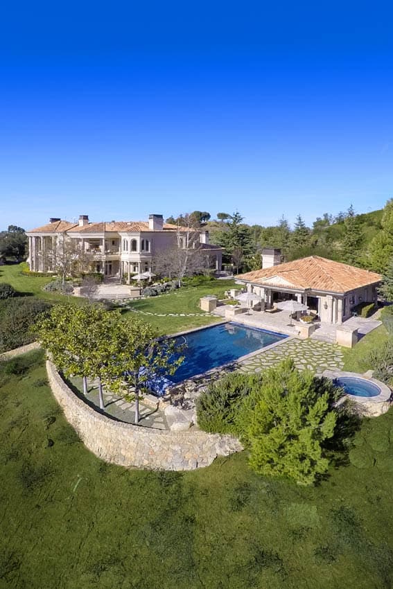 Además de la residencia principal, también cuenta con una pequeña casa de campo.