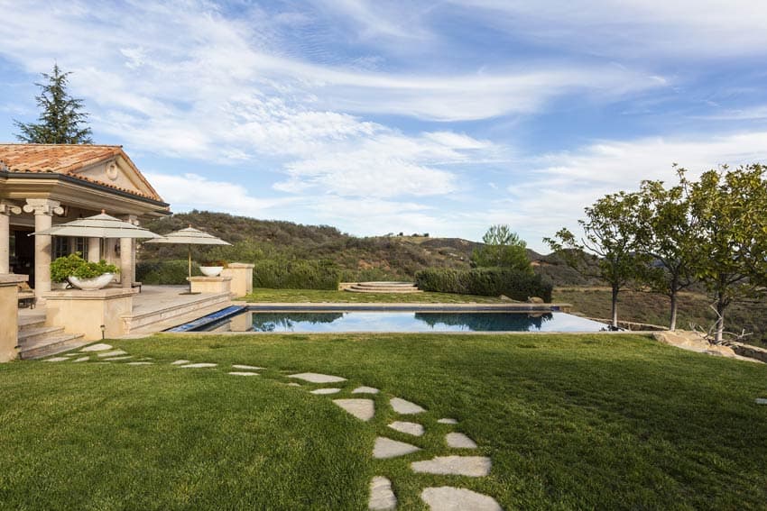 La casa viene con todo lo que te puedas imaginar, incluída una linda zona de piscina.