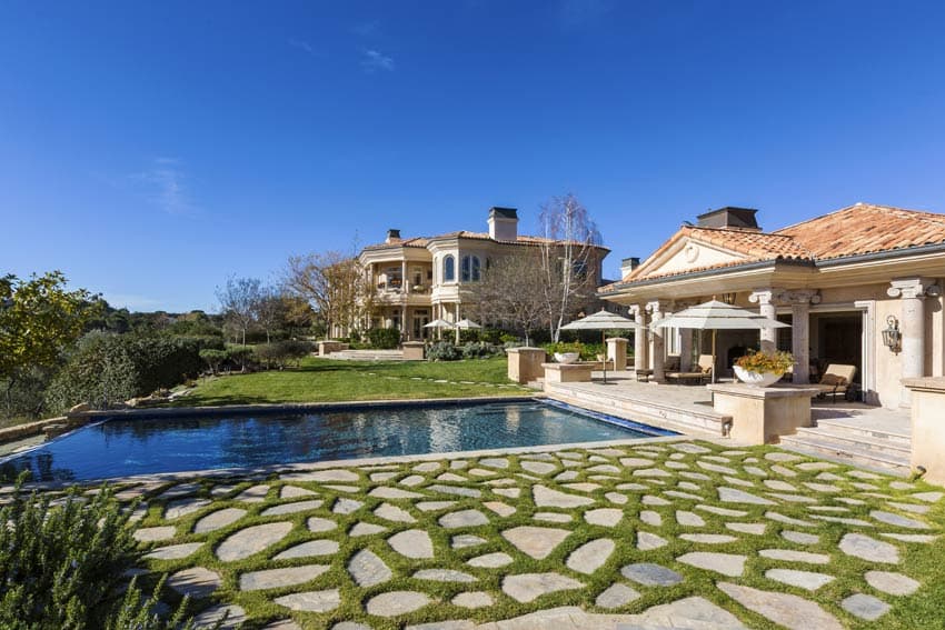 Pareciera que desde que llegó el productor Charlie Ebersol a la vida de la cantante todo ha empezado a tener más estabilidad.