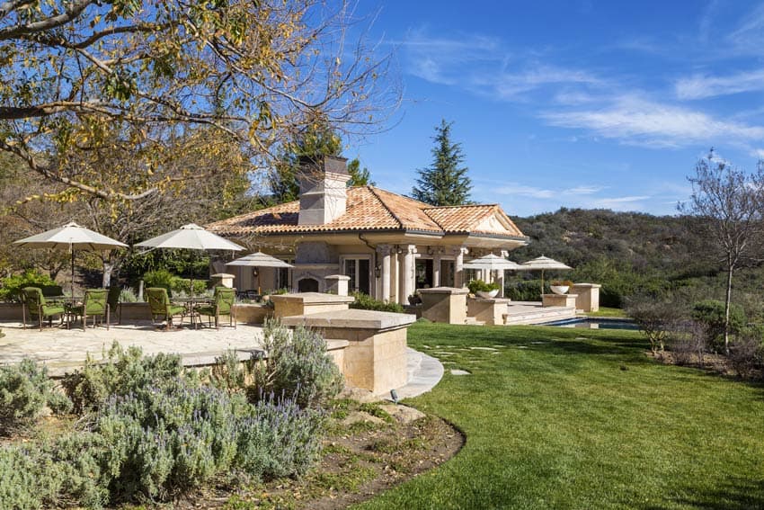 También cuenta con espacios al aire libre que permitirán a sus pequeños jugar y correr por todo el espacio.