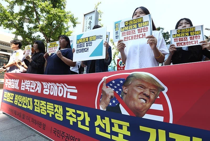 Las pancartas de los manifestantes además contenían imágenes alusivas al presidente Trump, marcadas con el símbolo de “prohibido”.