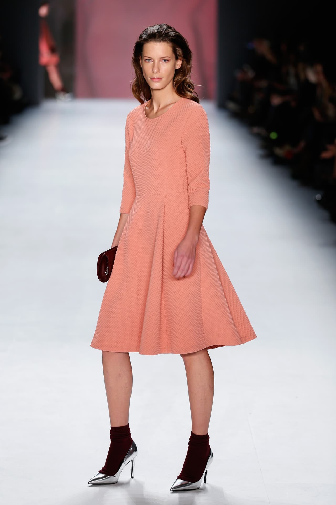 Hasta los vestidos más formales pueden llevarse con esta apuesta. Una manera de hacerlo es buscar unos pumps clásicos en plateado y jugar con el color de las medias.