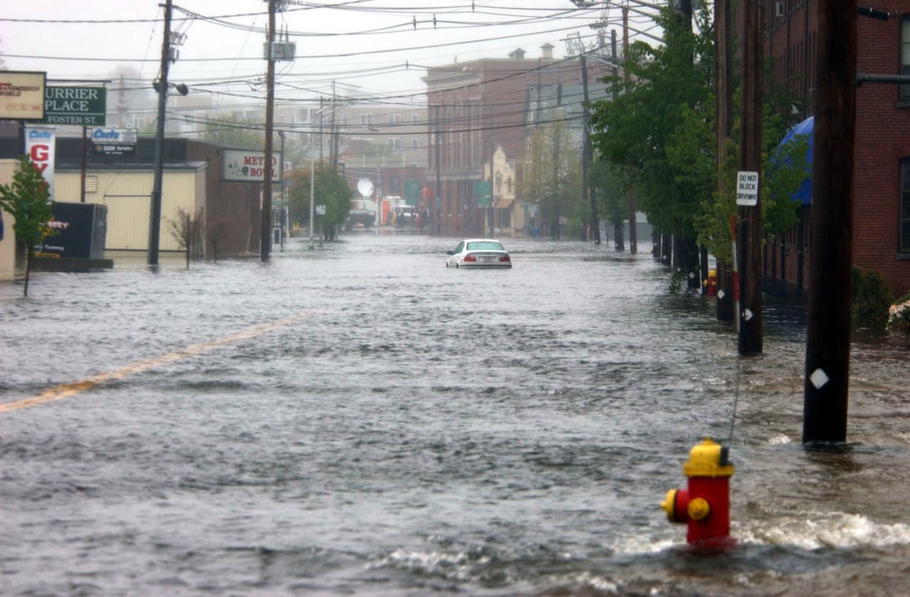 <b>Boston, Massachusetts</b> - 
<b> </b>La ciudad "se salvó de su desaparición" hace dos años durante el paso del huracán Sandy. Muchos lo catalogan como de suerte más que de un proceso de planeación. Cuatro horas antes del impacto del huracán había Luna Llena y marea alta. Se calcula que si este huracán hubiera impactado la ciudad durante ese tiempo sus áreas más bajas hubiesen quedado sumergidas varios metros. Si para finales de este siglo el nivel del mar aumenta dos metros en la costa de la ciudad, la ciudad estaría en problemas. A ello hay que sumarle otro factor de riesgo y es que a medida que se eleva la costa oeste alrededor de la falla de San Andrés la ciudad de hunde. Ante este escenario, han habido arquitectos que sugieren que la solución es convertir Boston en una ciudad de canales como Venecia, Italia. Según los pronósticos pronósticos menos optimistas para final de siglo, Boston estaría inundada en un 37% y Cambridge en más de un 85%.