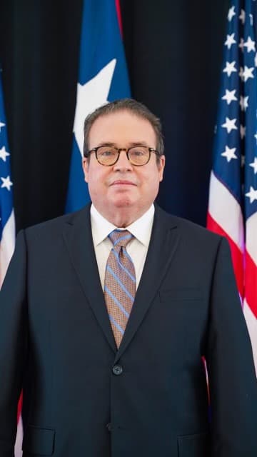 <b>Domingo Emmanuelli Hernández</b> - El licenciado cuenta con años de experiencia en el litigio corporativo, comercial y civil. Pierluisi lo designó como el secretario del Departamento de Justicia.