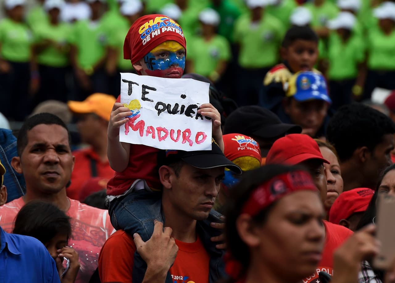 El gobierno decretó el 16 de mayo de 2016 un estado de emergencia que limitará las facultades de la Asamblea Nacional y permitirá que Maduro modifique el presupuesto, endeude y maneje los recursos estratégicos del país sin pasar por la aprobación de otros poderes públicos. En la foto, una concentración en apoyo al presidente en Caracas el 14 de mayo de 2016.