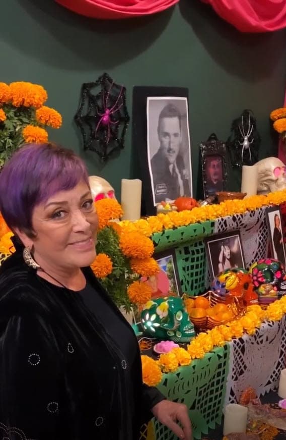 Entre las fotografías de los difuntos que colocó se encuentran la de su padre Rafael Banquells, su abuela doña María Luisa Hidalgo y el músico Micky Salas, padre de su hija Stephanie, solo por mencionar algunos.
<br>