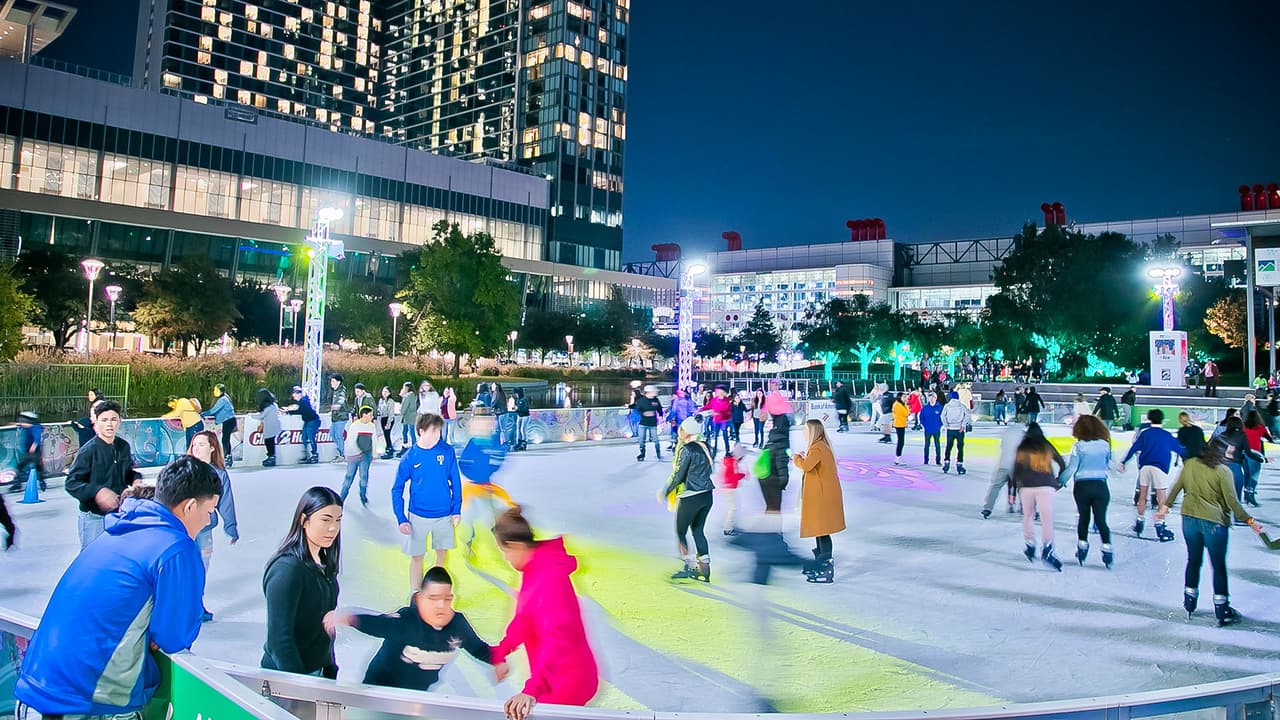 Esta es la pista de patinaje sobre hielo al aire libre más grande del suroeste de Texas.