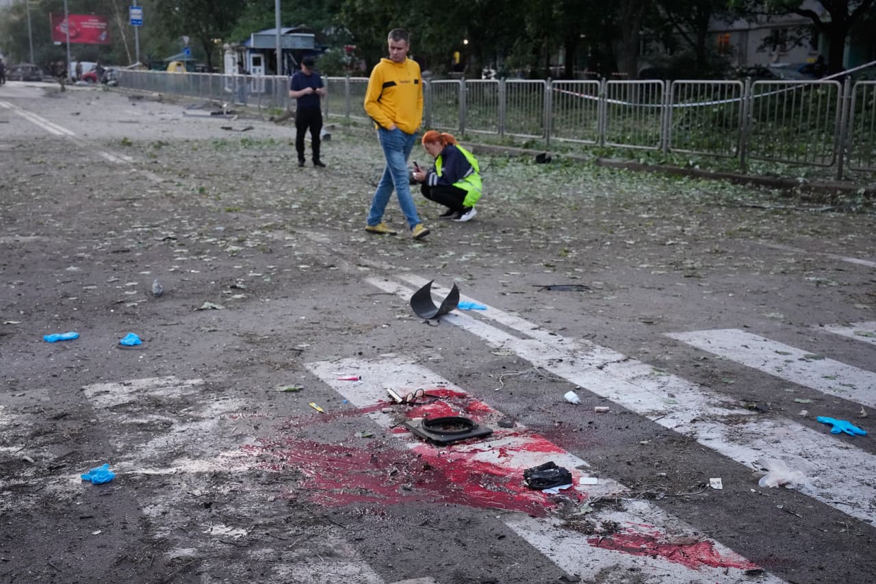En el distrito de Darnytskyi, en Kiev, siete personas murieron y otras 14 resultaron heridas tras un ataque que provocó incendios y daños en viviendas, vehículos, un edificio administrativo y otro no residencial, según informaron los servicios de emergencia.