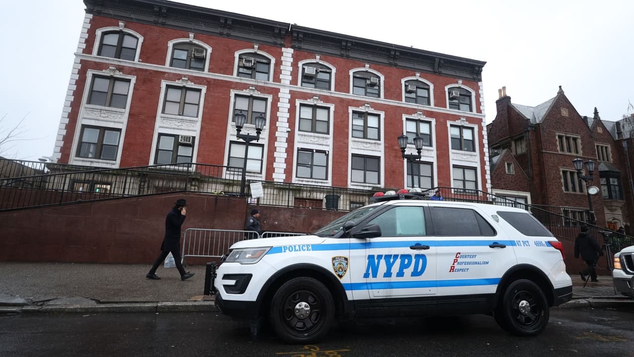 <b>La sede de la sinagoga se encuentra bajo custodia policial</b>. La comuinidad de Chavad-Lubavitch expresó en un informe: "Estamos dolidos por el vandalismo de un grupo de jóvenes agitadores que dañaron la sinagoga".