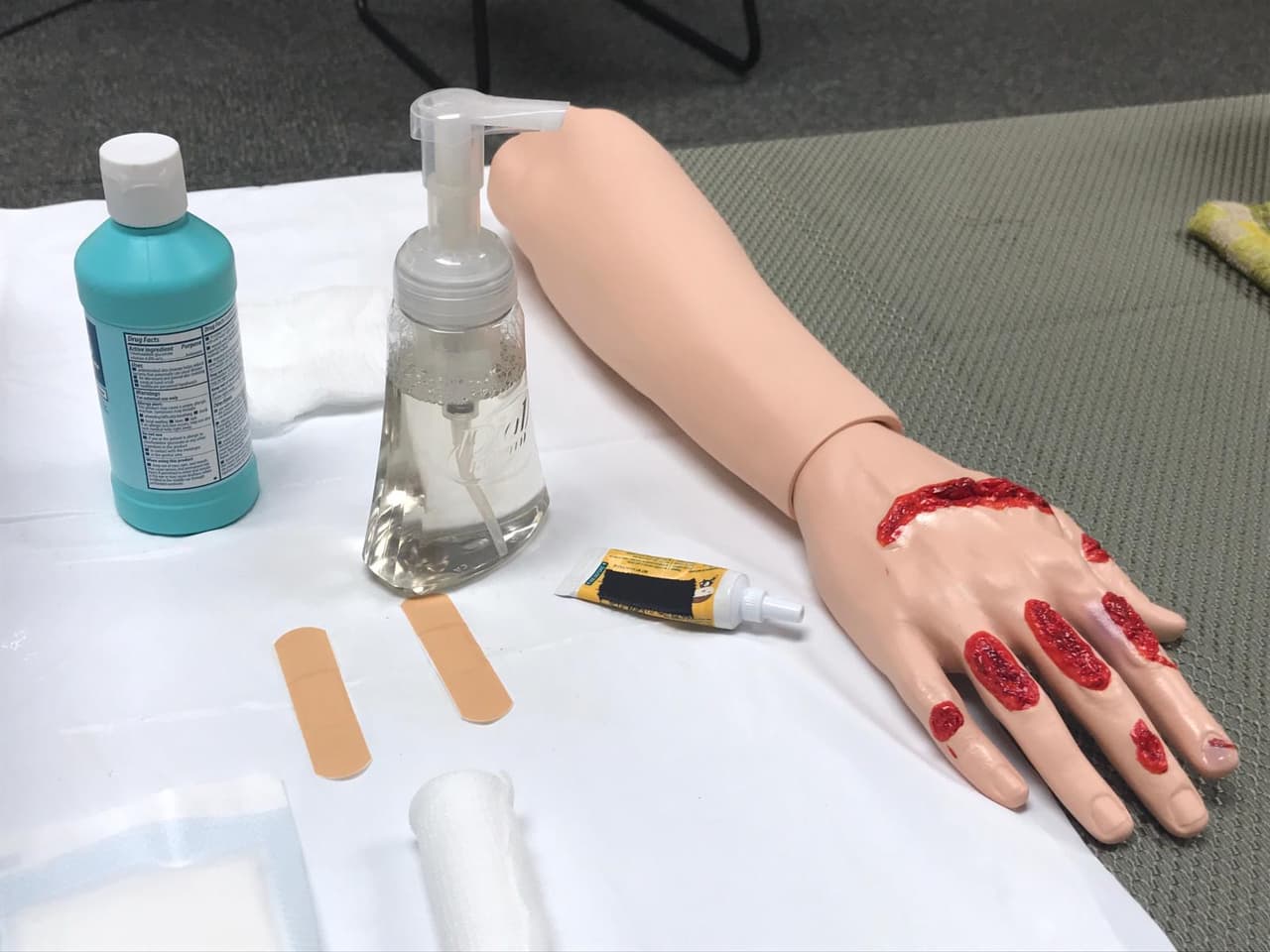 “Cortaduras, quemaduras, reacciones alérgicas. Vemos también muchas personas que consumen demasiado alcohol y obviamente si tienes una condición médica eso las empeora”, comentó Eddie Ballester, paramédico del condado.