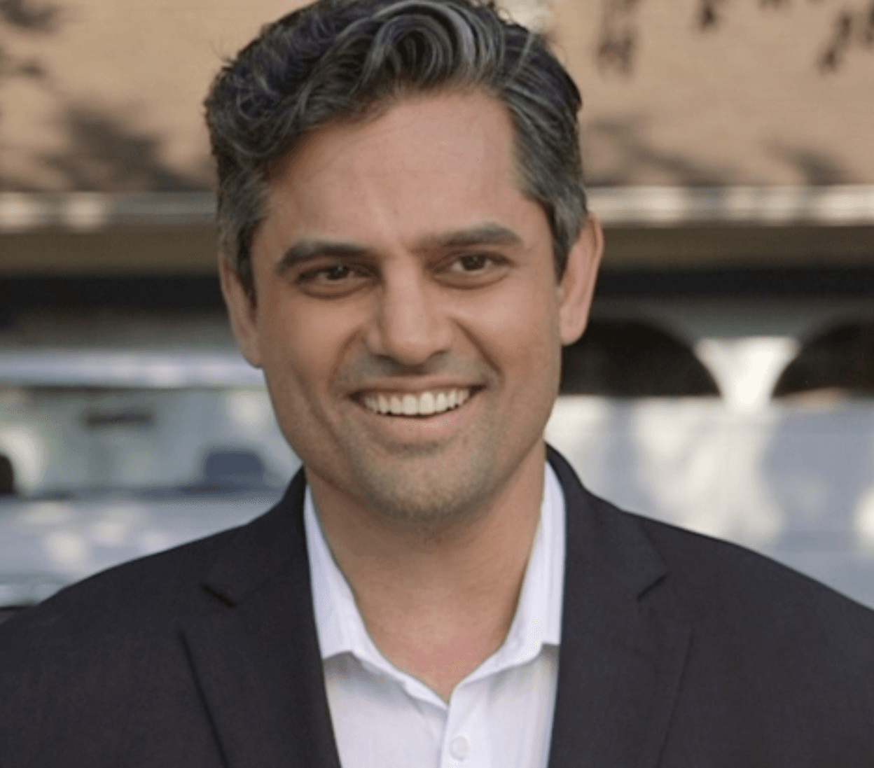 El demócrata Sri Preston Kulkarni compite en la elección para representar al distrito 22 (Houston), un puesto al que ya había aspirado en 2018 pero perdió frente al congresista Pete Olson por una diferencia de un 5%. Olson no se presenta a la reelección. Kulkarni, en noviembre, se enfrentará al sheriff Troy Nehls. 
<br>
<br>Kulkarni, que al igual que Kamala Harris tiene ascendencia asiática, destacó la importancia de su nominación. "Los hogares de familias asiático americanas han sido ignoradas durante décadas por los políticos. [...]
<br>Para estas comunidades, la nominación de Kamala Harris significa que finalmente obtenemos un asiento en la mesa. Significa que nuestras voces están siendo escuchadas", 
<a href="https://twitter.com/SriPKulkarni/status/1296284748478910466" target="_blank">tuiteó</a>. 
<br>
<br>Nos vemos en noviembre.