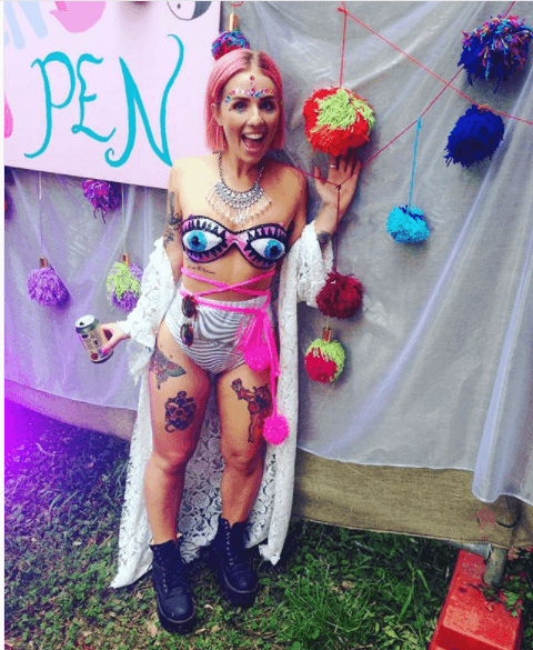 Mientras Kylie lució este mismo diseño, Brit Day lo hizo en un festival australiano llamado 'Rabbits Eat Lettuce'. La diseñadora comentó haber comprado este bikini tiempo antes del festival como parte de una venta especial de la firma Discount Universe. "Lo compré como un regalo de cumpleaños que quise hacerme a mí misma", declaró Brit Day a la página Nylon.com.