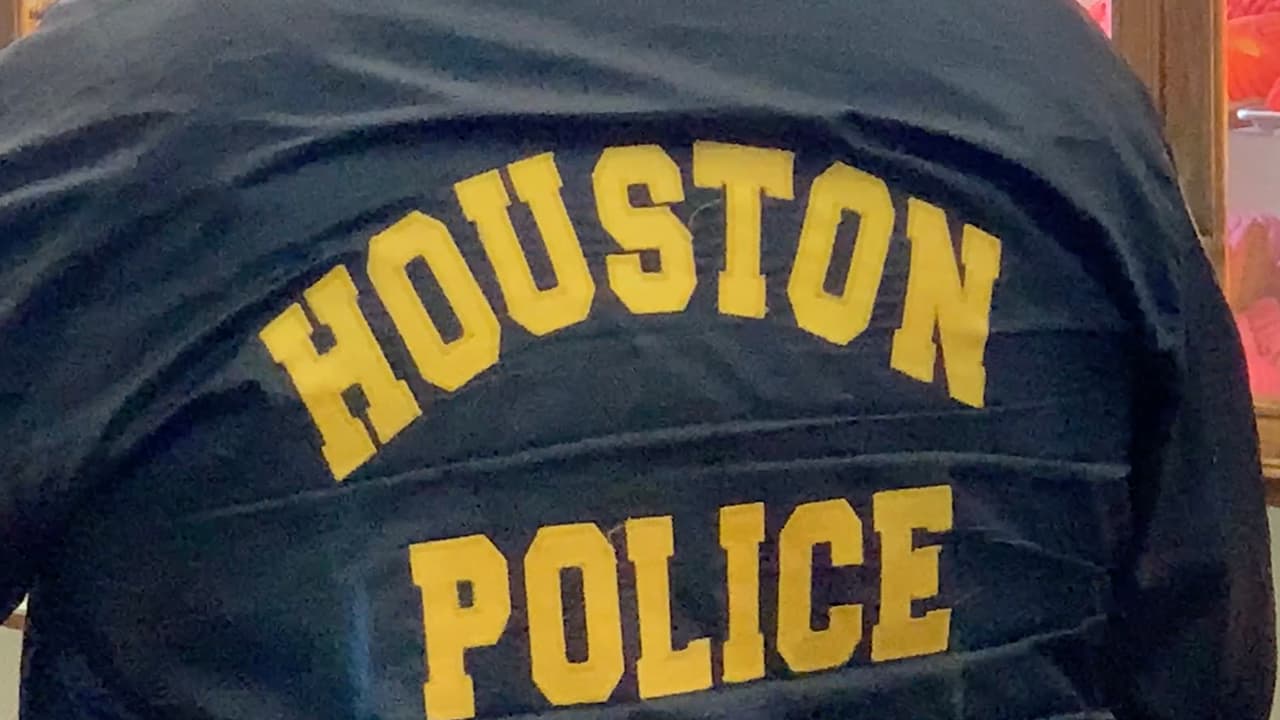 Procura ser lo más transparente posible cuando tienes el encuentro con el oficial para que se de cuenta de que eres un conductor responsable y trátalo con cortesía.