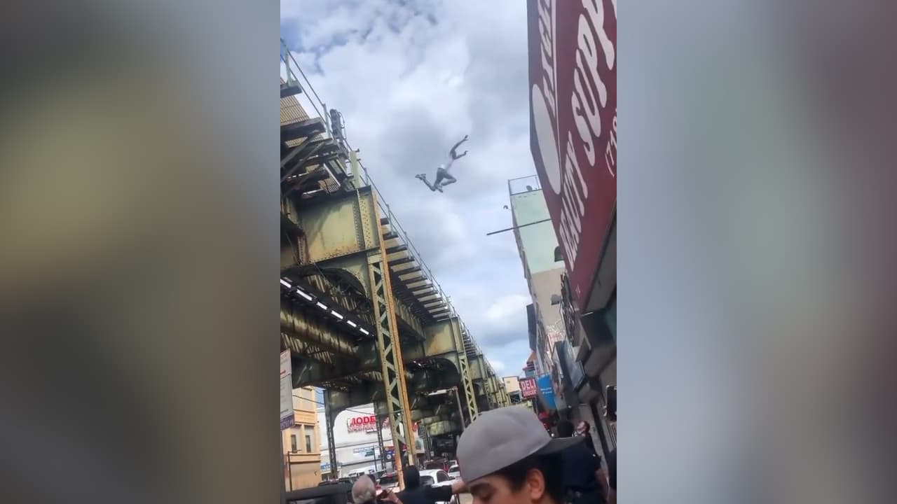 Hombre salta desde lo alto del metro en Brooklyn huyendo de la policía
