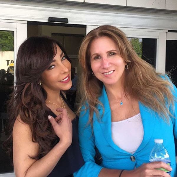 Desde Nueva York Gelena Solano le envió un mensaje a través de las redes sociales: "Con todo mi amor y respeto quiero felicitar en su cumpleaños a una persona que admiro de corazón, a la mejor jefa Mariela ¡feliz cumpleaños! ¡Eres un ser adorable!, trabajadora, profesional, fabulosa fashion y chicos está solterita. ¡Lo mejor de este mundo para ti! Muchos éxitos, salud y bendiciones".