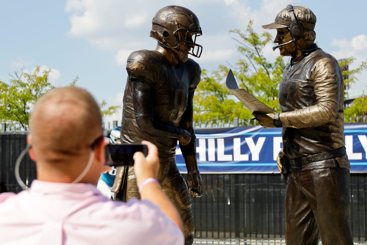 Ese monumento muestra al quarterback Nick Foles en conversación con Doug Pederson mientras discuten el 'Philly Special', una jugada clave en el triunfo del Super Bowl.