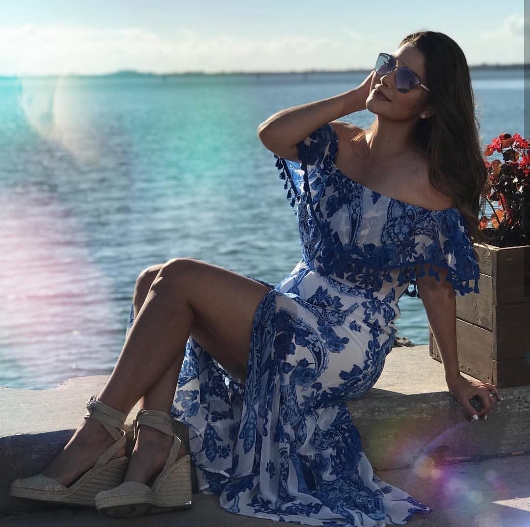 Ana Patricia modeló frente al mar con un vestido largo de tela ligera y con estampado floral en color azul. Andrea Chediak explicó que los hombros al descubierto siguen estando en tendencia, tal como esta prenda de la conductora mexicana.
<br>