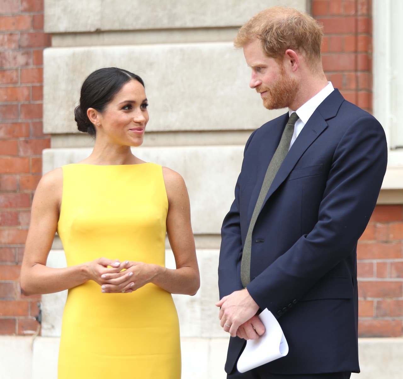 Pero 
<b>Meghan Markle</b> sorprendió este 5 de julio en la recepción juvenil de la 
<b>Commonwealth</b>, de la que ambos duques son ahora comisarios, con un vestido midi amarillo de 
<b><a href="http://brandonmaxwellstudio.com/">Brandon Maxwell</a></b> que ha deslumbrado a sus fans y a los seguidores de la moda.
